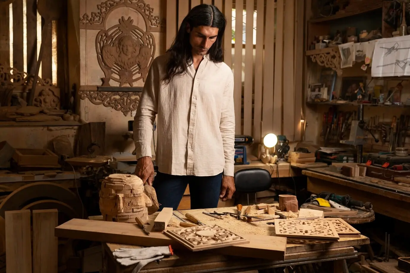 Ремесленник, занимающийся резьбой по дереву