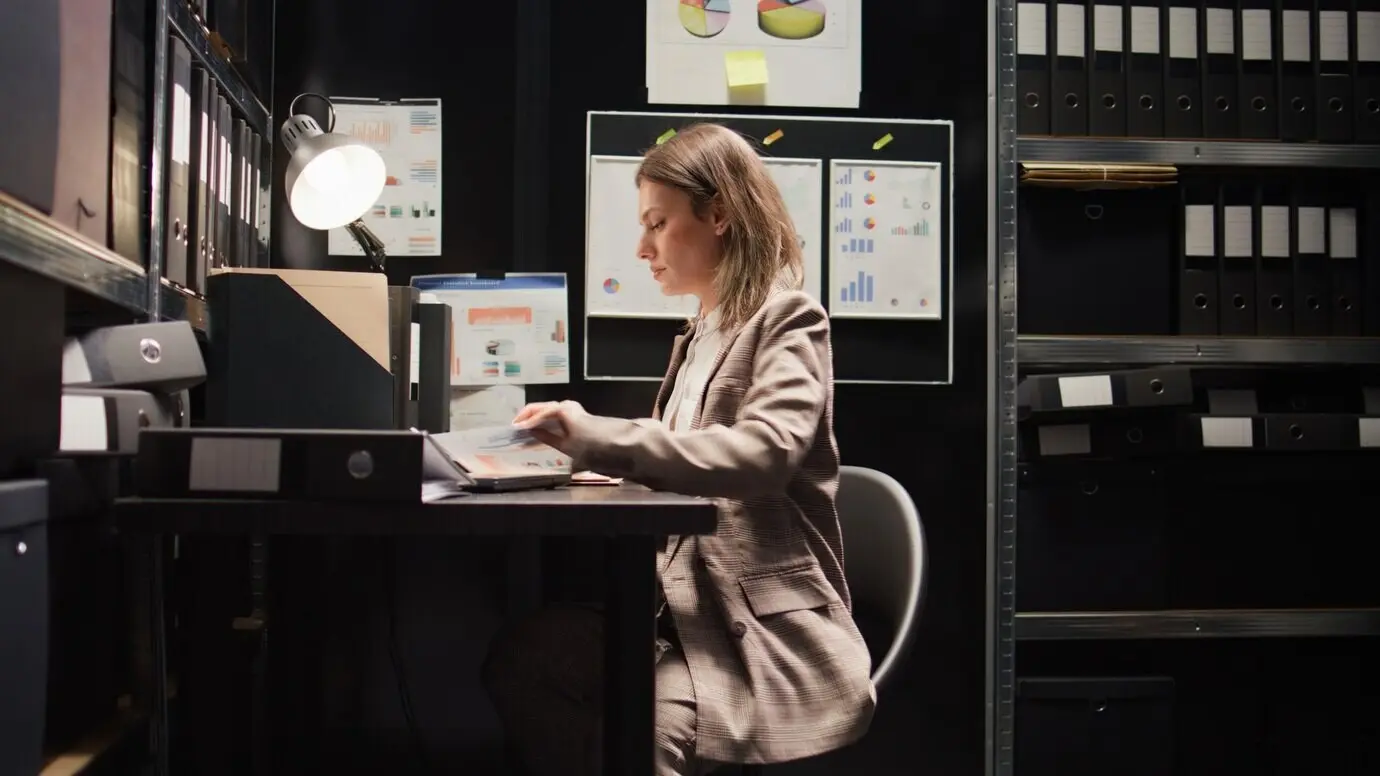 Сотрудник правоохранительных органов просматривает материалы дел.