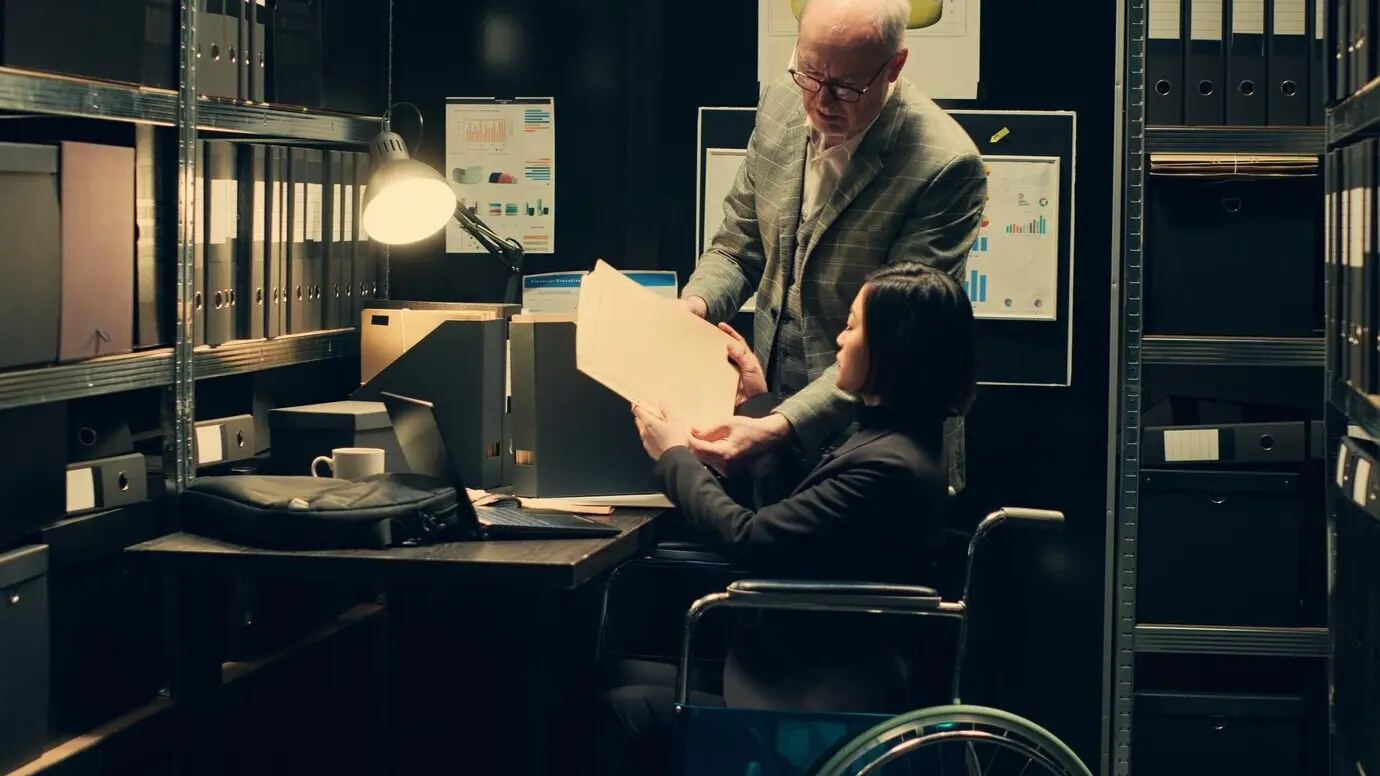 Команда криминалистов выявляет закономерности в преступном поведении, анализируя записи.