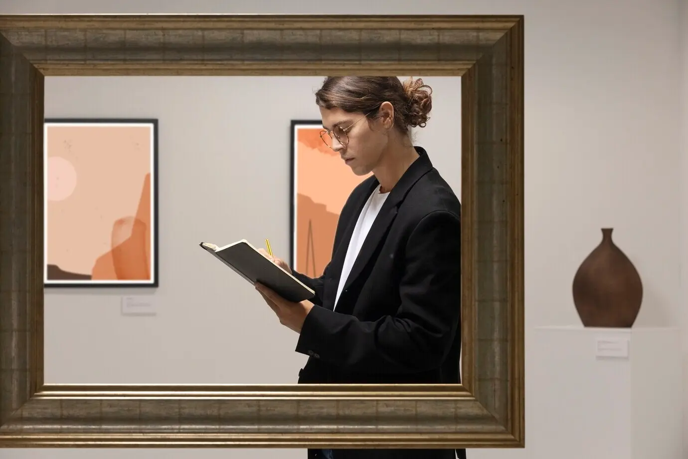 Молодой человек направляется в художественную галерею.