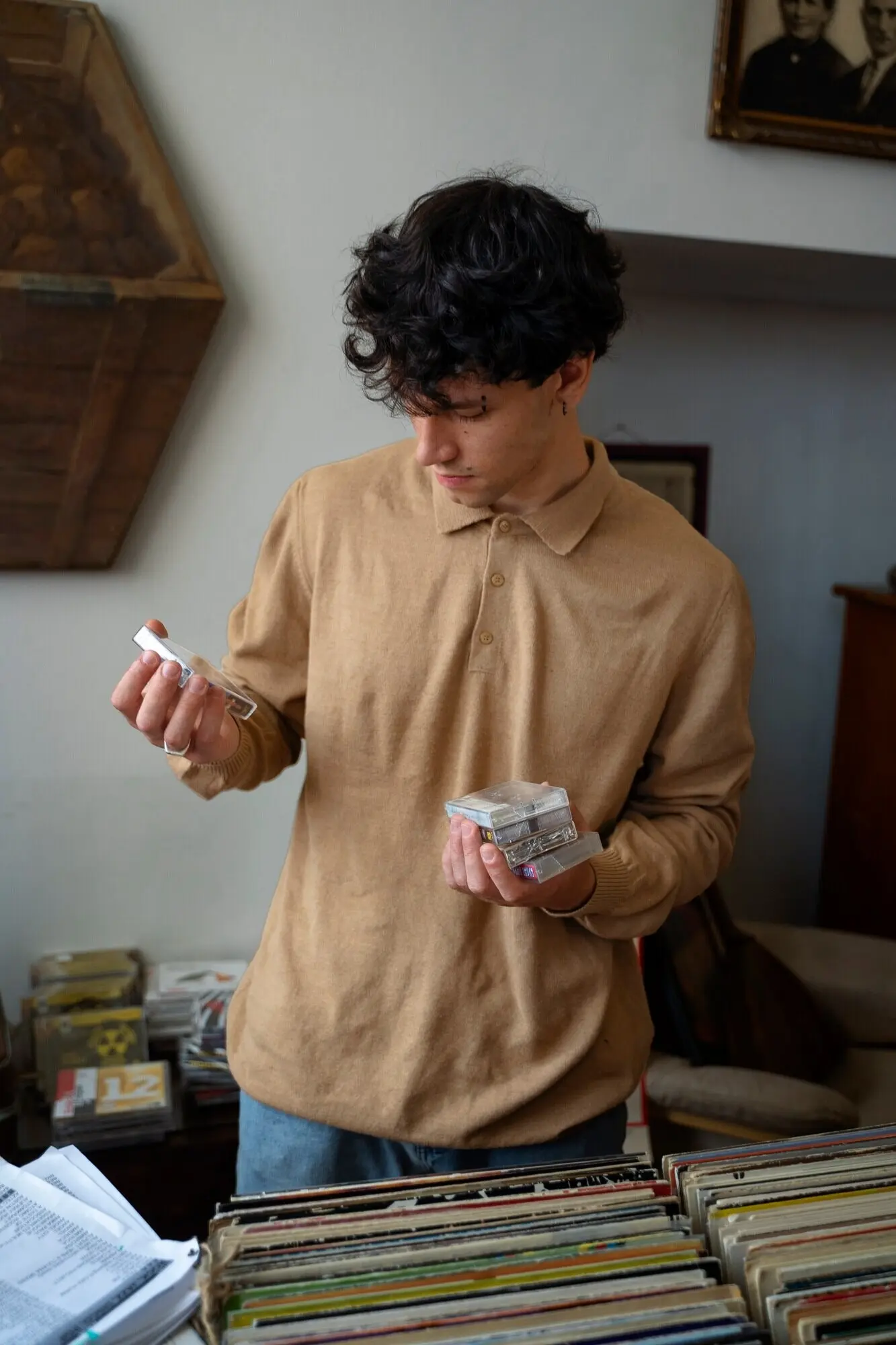 Друзья делают покупки в антикварном магазине.